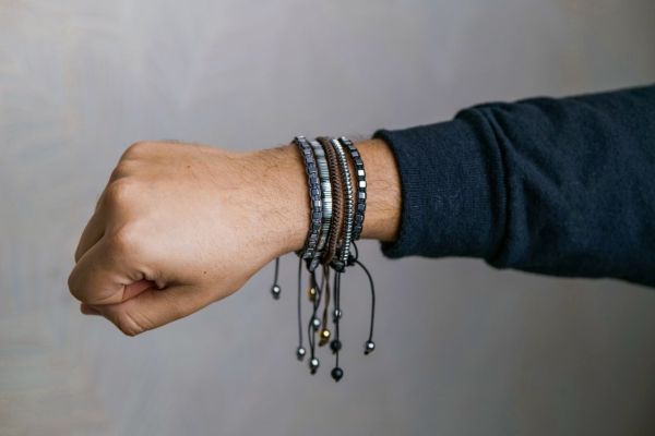 Top bracelets menotte pour hommes : découvrez votre style unique